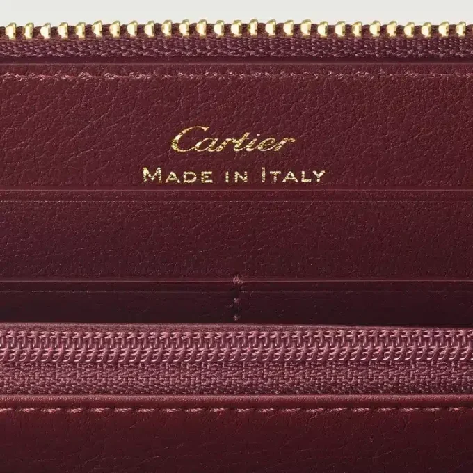 Internationale Geldbörse mit Reißverschluss, Must de Cartier – Burgunderfarbenes Kalbsleder, goldene Oberfläche – Cartier