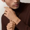 Love-Armband, an Kette