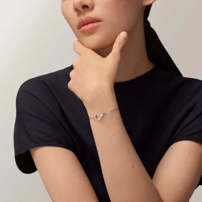 Love-Armband, an Kette