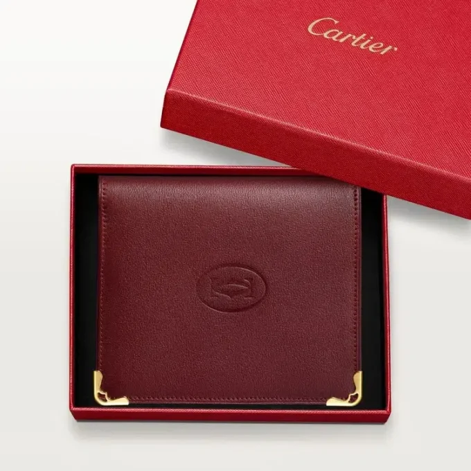 Mehrfach-Geldbörse, Must de Cartier – Burgunderrotes Kalbsleder, goldene Oberfläche – Cartier