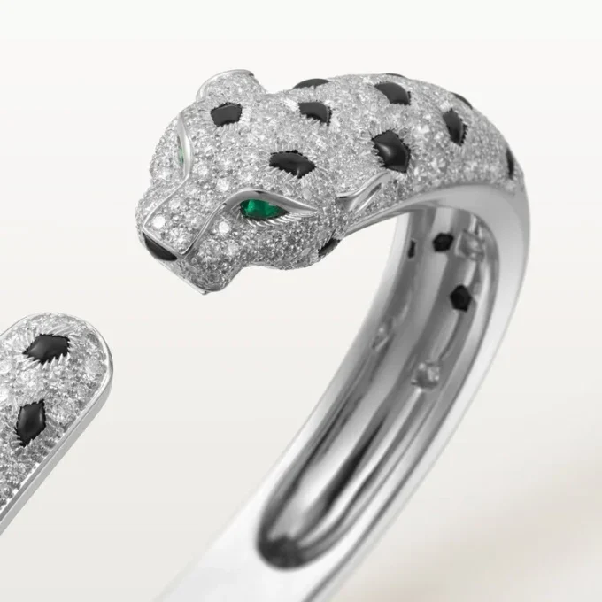 Panthere De Cartier Armband, mittleres Modell, halb pavé-besetzt