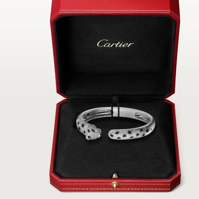 Panthere De Cartier Armband, mittleres Modell, halb pavé-besetzt