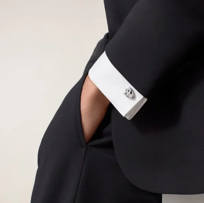 Panthere De Cartier Manschettenknöpfe – Rhodiniertes Weißgold, Diamanten, Smaragde, Onyx – Cartier