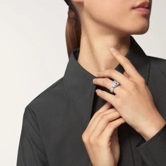 Panthere de Cartier Ring, mittleres Modell, halb pavé-besetzt