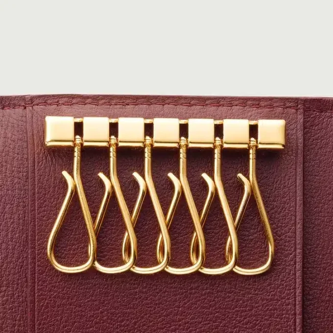 Schlüsselanhänger für 6 Schlüssel, Must de Cartier – burgunderrotes Kalbsleder, goldene Oberfläche – Cartier