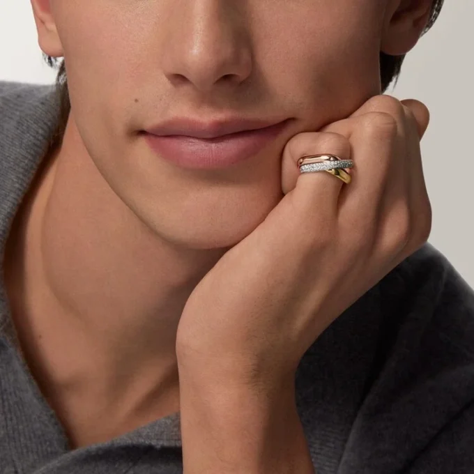 Trinity-Ring, kissenförmig, mittleres Modell, halb pavé-besetzt